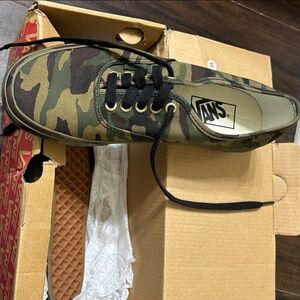 Vans women’s lGreen Camouflage Sneakers